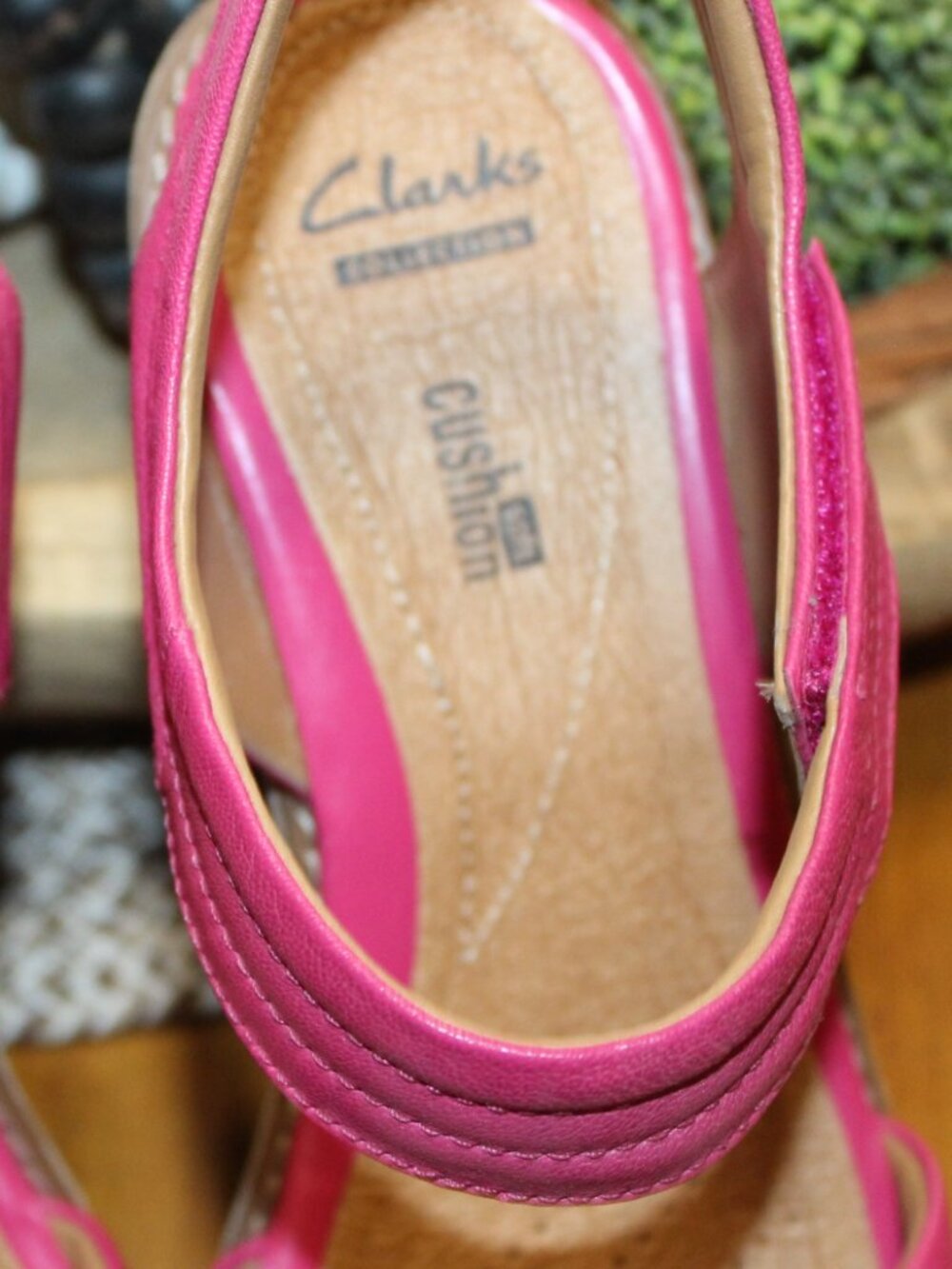 NWT Clark Hazelle Alba Quilted strap wedge sandals 9 1/2 WIDE FABULOUS!! - Picture 3 of 13